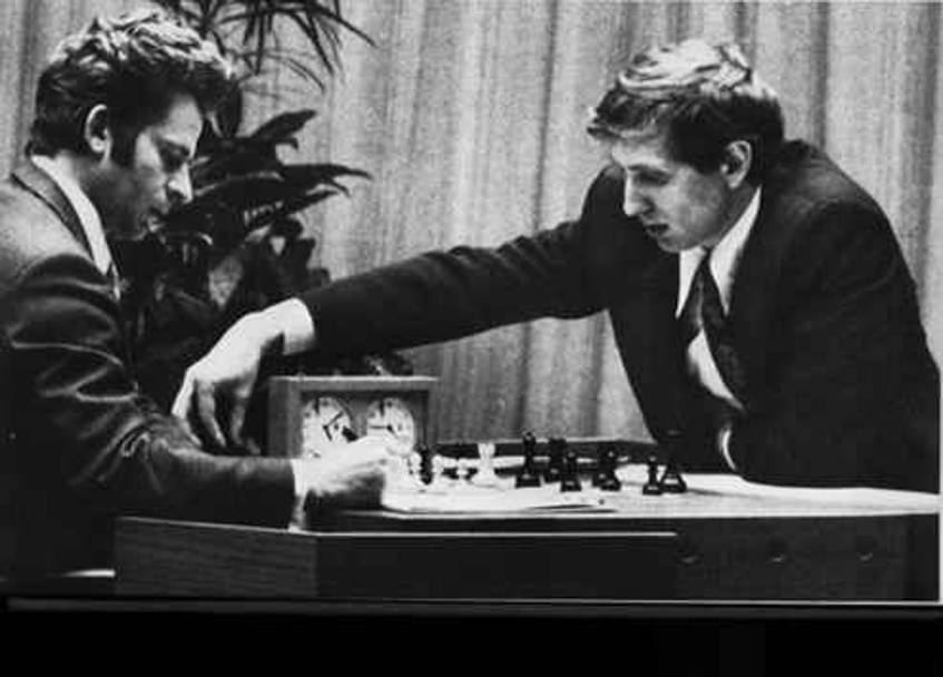 Fra l’11 luglio e il 3 settembre ‘72 a Reykjavk  (Islanda) si assegna il campionato del mondo di scacchi fra il sovietico Boris Spasskij (campione in carica) e lo sfidante Usa Bobby Fischer, che vince per 12,5 a 8,5. Una sfida che dalla scacchiera finisce ben presto in politica